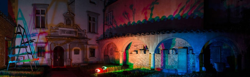 Mina
                  Fina: Sencni vrt / Shady garden